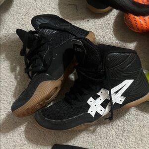 Asics Black and White wrestling Shoes boys 13